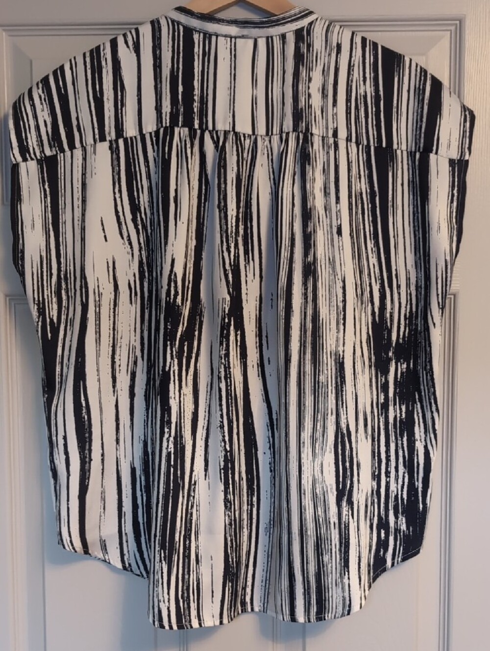 Banana Republic Navy and White Vertical Brushstroke Blouse - Picture 2 of 5